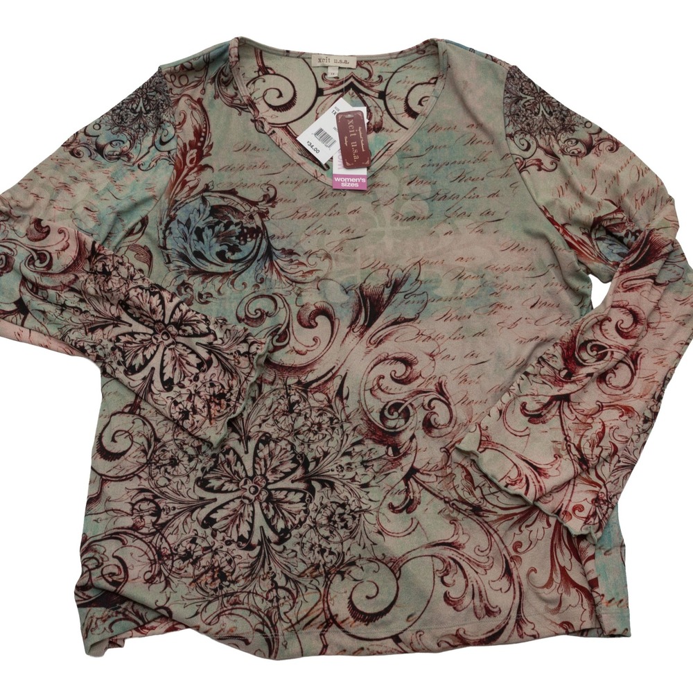 Xcit USA V-Neck Top Womens 1X Green Burgundy NWT Baroque Script Lettuce Edge Hem